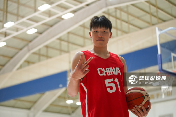 杨瀚森因NBA球队限制缺阵对中国男篮内线有何影响？