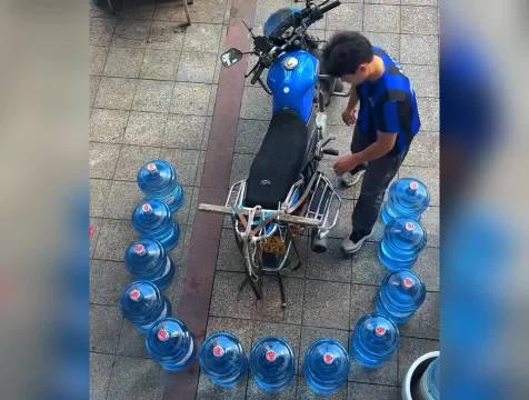 一辆摩托车装12桶水，果真是行行出状元！