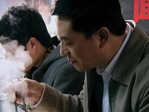 带着妻女一块外出游玩的宋思明，海藻只一个电话就把他勾走了