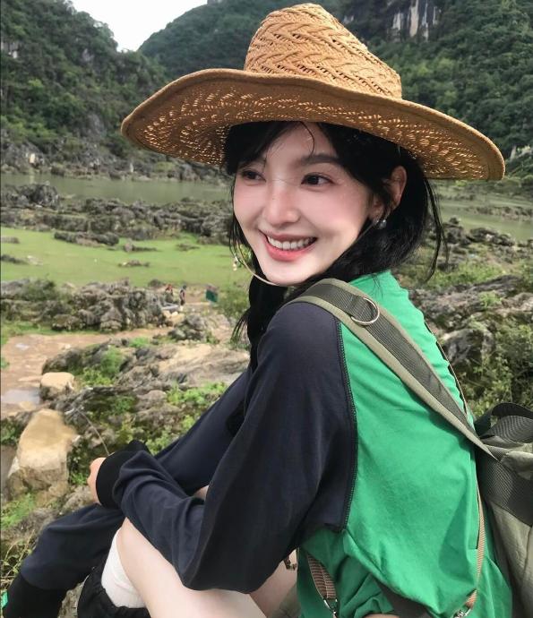 章若楠在贵州旅行vlog中展示了哪些穿搭造型？
