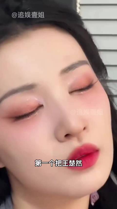 她私底下就是小品脱口秀都来的呀 王楚然