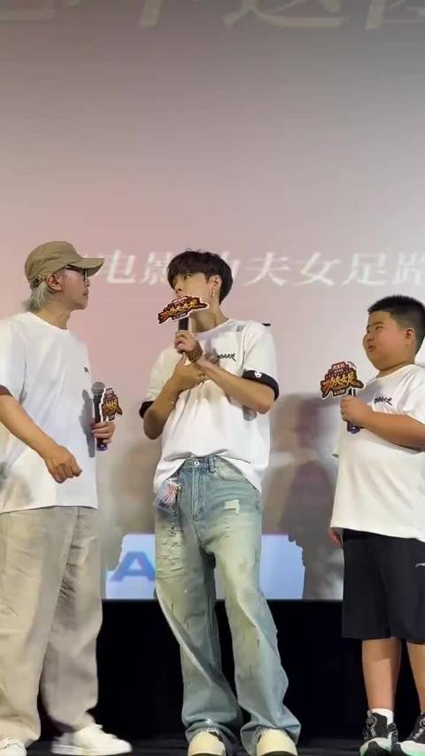 功夫女足路演现场 张艺兴说话动作都开始和周星驰一样了