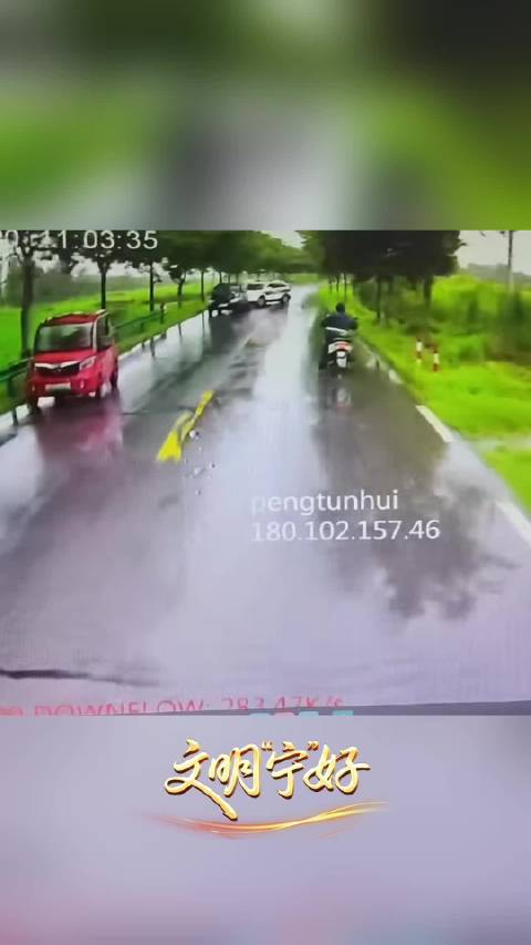 暴雨中镇村公交变身救护车，及时救助翻车老人