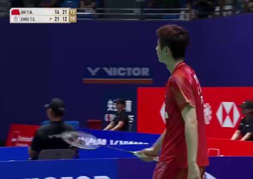 石宇奇苦战三局1比2不敌周天成，止步中国赛八强