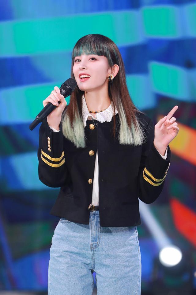 娜扎的造型越来越有特色，短外套配短裤尽显身材，挑染长发好洋气
