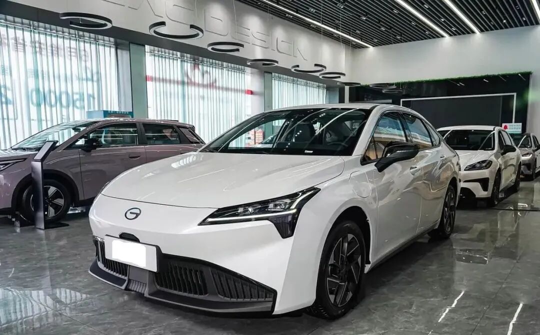 埃安全新纯电轿跑上市!不足15万起,外观动感,纯电续航超500Km