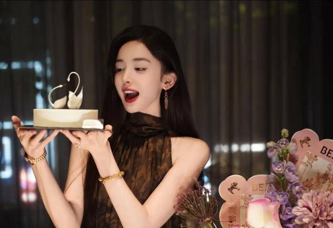 34岁古力娜扎晒生日合照,与母亲同框似姐妹,这状态太真实了
