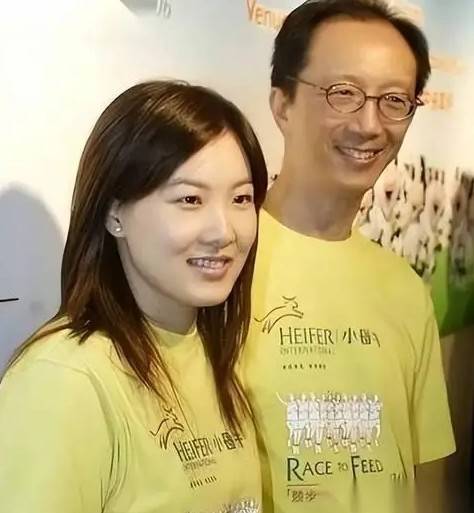 相爱24年，老少恋的扎心真相，在伏明霞梁锦松身上展现得淋漓尽致