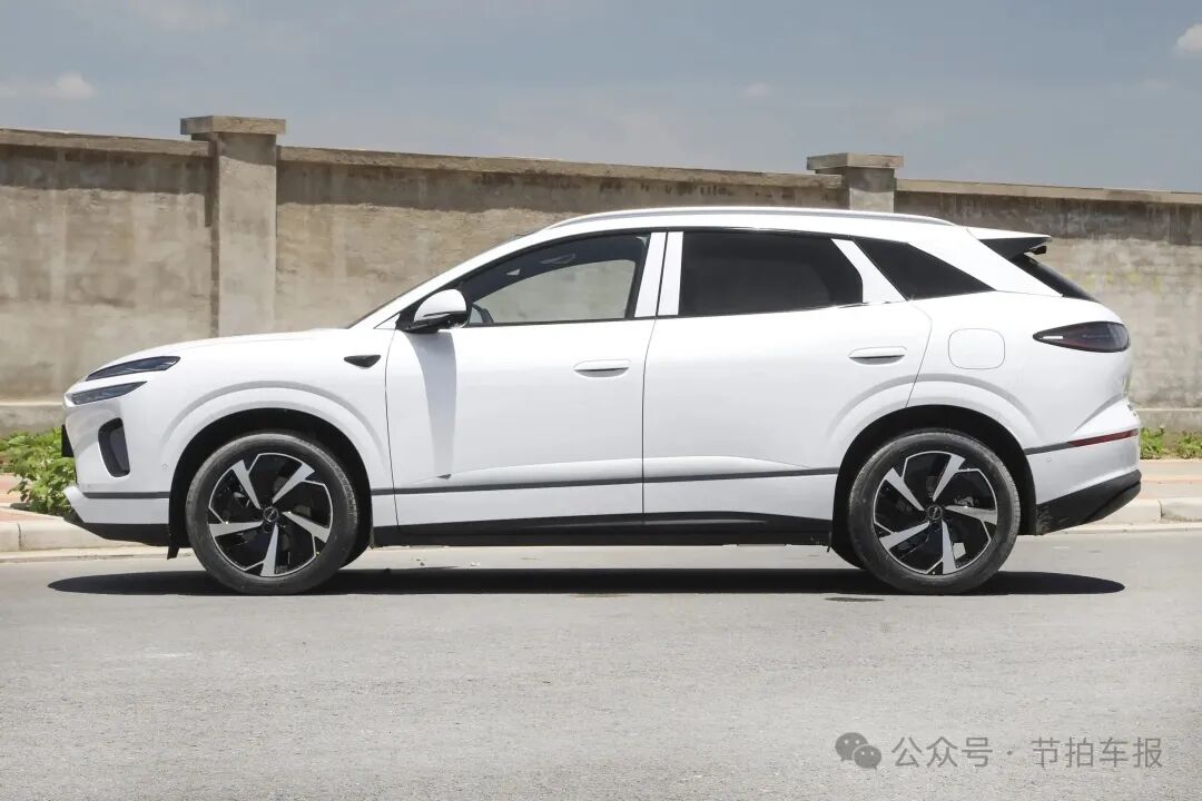 12.99万起、纯电续航710km、9分钟闪充,比亚迪海狮06这波更新是真不讲武德