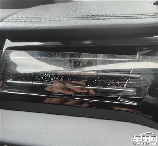 一汽大众速腾车辆空调出风口喷铝粉