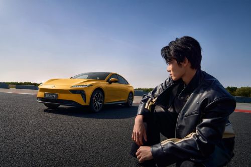 东风奕派eπ007年轻人的新能源优选15 万级纯电轿跑高颜值实力派