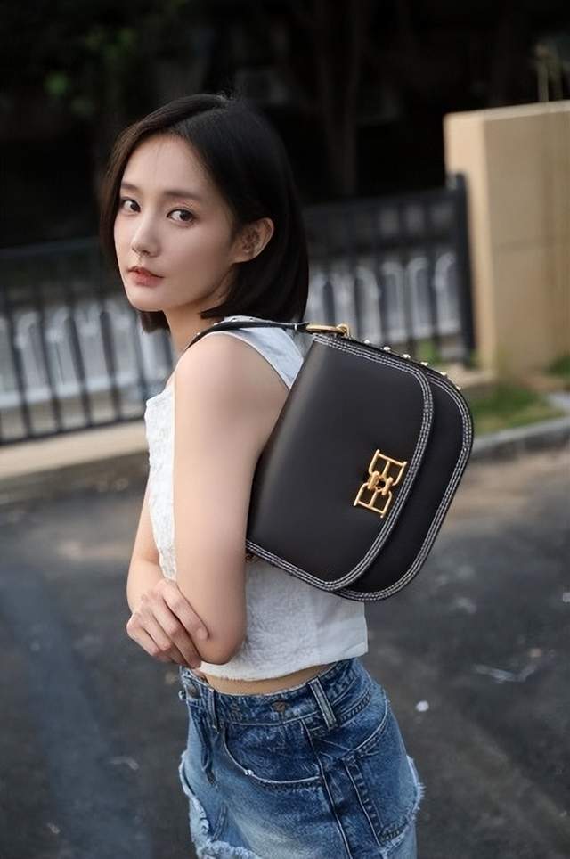 李一桐、李兰迪、张楠、孙伊涵、郑业成、左林杰演绎单品风尚