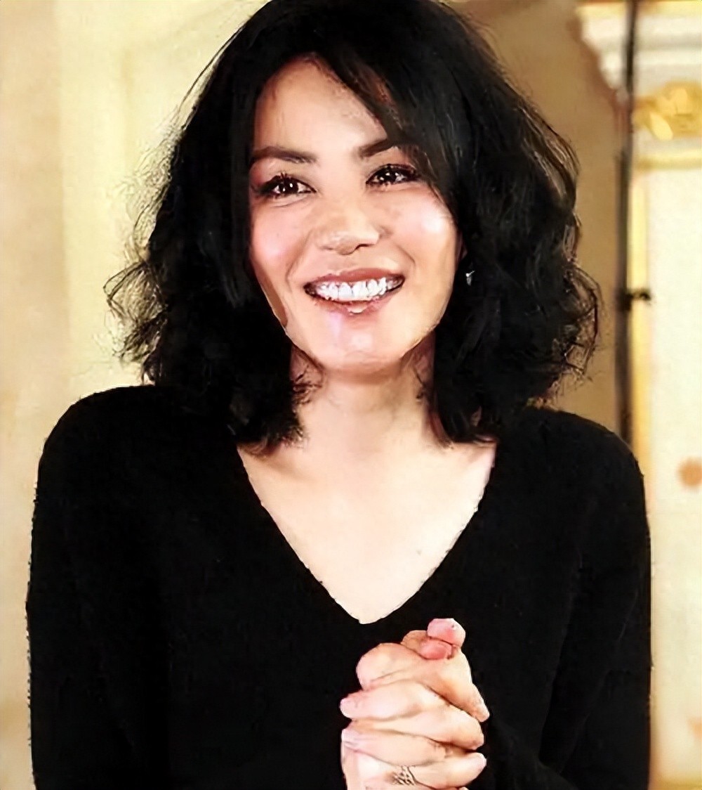 王菲不忍了！谢贤去世后，不发一语的她终于不再顾及所谓的体面