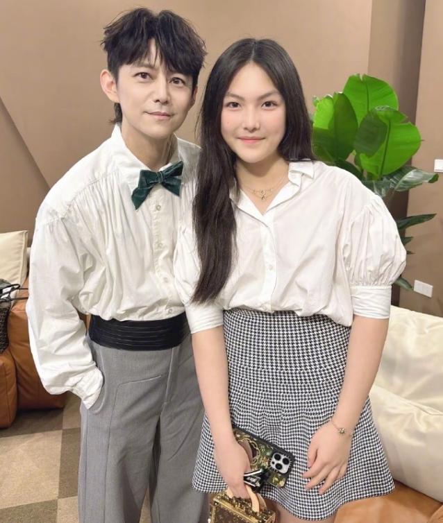 李湘带王诗龄探班《歌手》，洪涛亲自接待，王诗龄和何炅合影