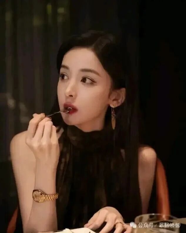 古力娜扎34岁生日照,与妈妈同框惊艳全网,颜值简直复制粘贴