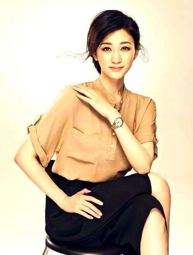 李小冉：从生死考验到婚姻救赎，49岁活成自己的执剑人