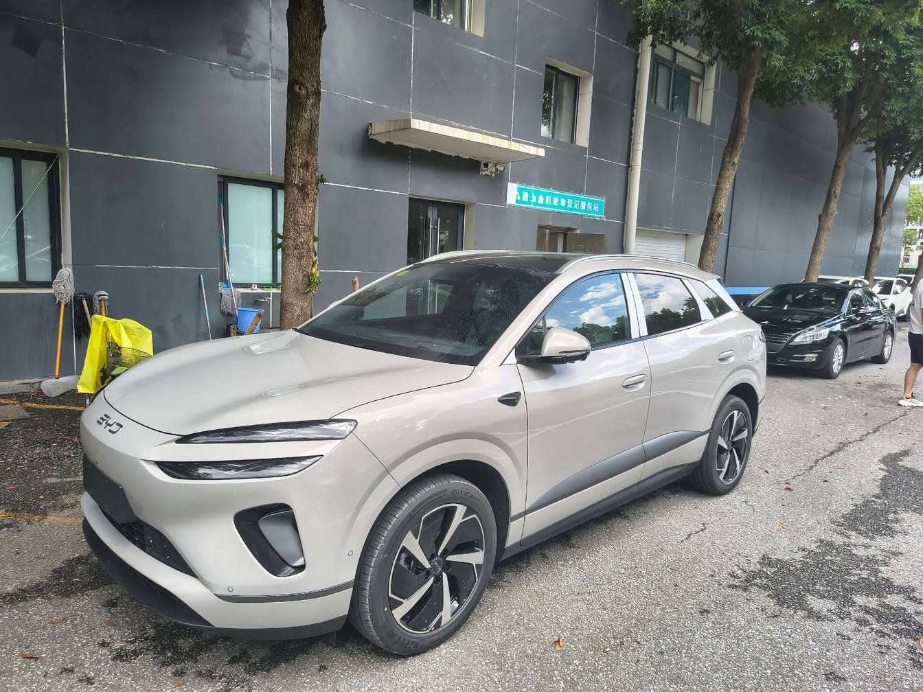 比亚迪海狮06实车到店，长超4米8+冰箱，配394马力 | BitAuto