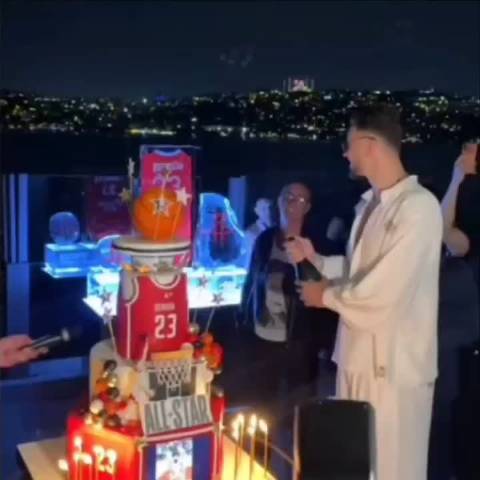 申京前两天为自己举办了一个23岁生日小派对