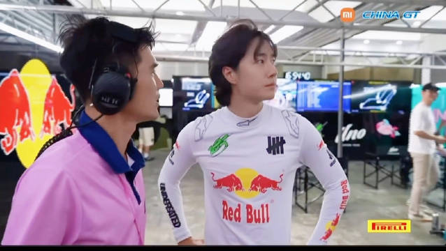 台风来袭王一博走出P房与看台摩托姐姐互相确认平安