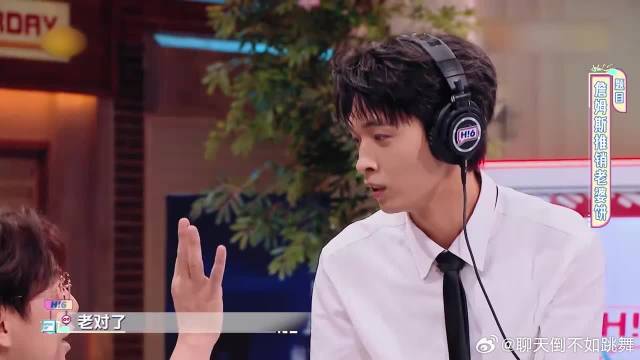 秦霄贤是詹姆斯真爱粉？看魏哲鸣动作，瞬间猜出是谁！