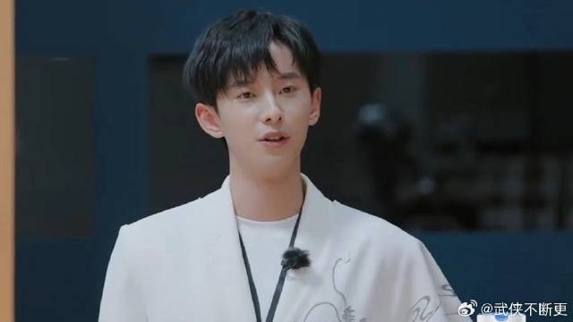 短剧男主锦超一身国风衣服出场，下秒放出一段视频，吴镇宇都被惊艳直呼好帅！