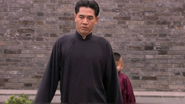 白景琦火气上来直接把儿子腿打折，这儿子该不该打！