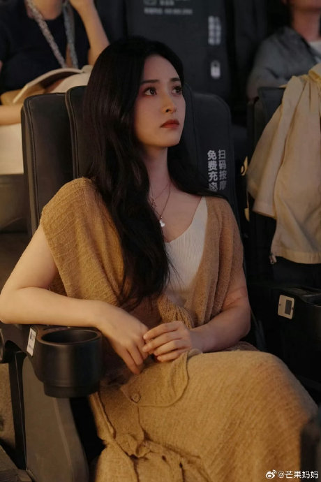 沈月如何实现从甜妹到文艺女神的风格转变？