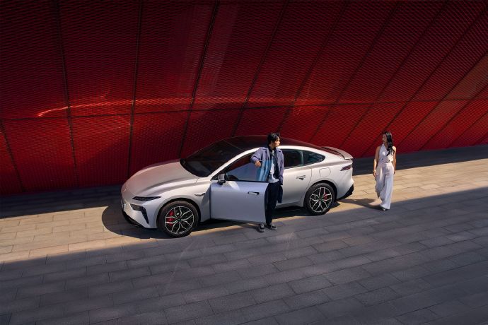 东风奕派eπ007和比亚迪秦PLUS EV，家用轿车选哪个更安心？