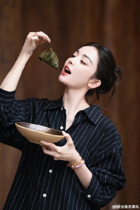 《人民艺术家》杂志有多权威？为什么娜扎能登上封面？