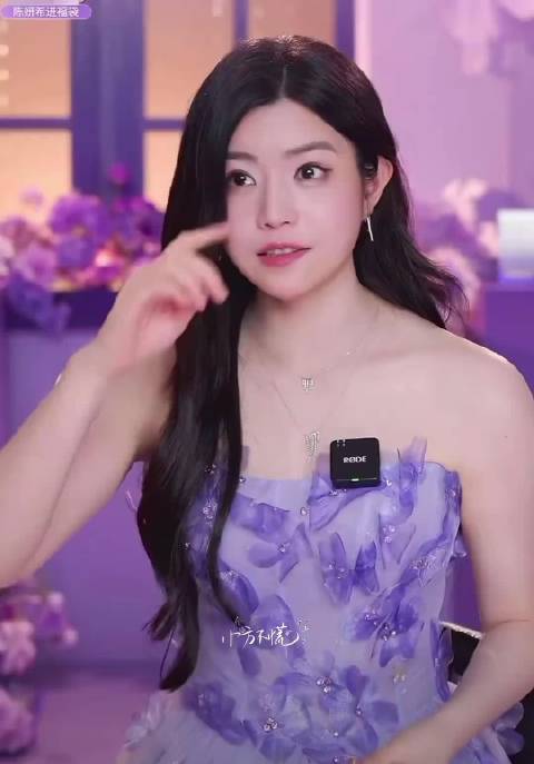 陈妍希现身歌手2026直播现场，何炅打招呼比心