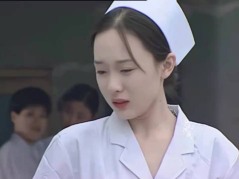 霍思燕在贫嘴张大民里演的小护士张大雪，当时就很清纯小白花了