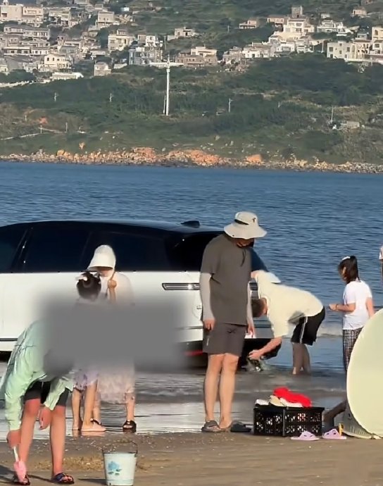 男子海水洗车省小钱，拖车维修亏大钱