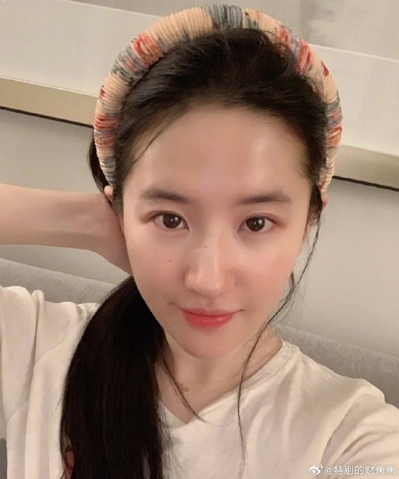 刘亦菲的素颜白裙状态为什么能保持得这么好？
