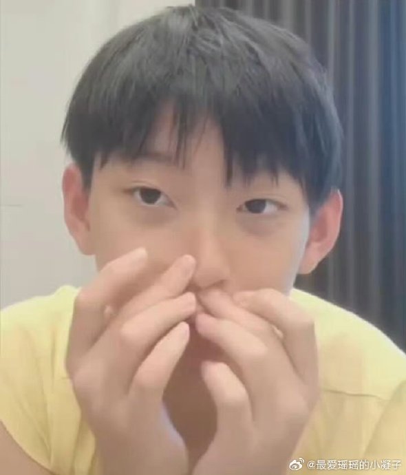 小霖霖的驼背体态需要如何纠正? 小霖霖的驼背体态需要如何纠正?