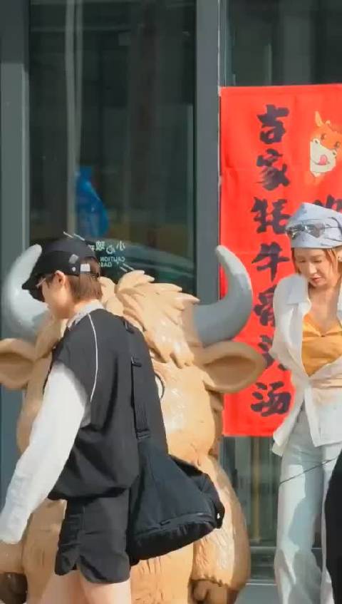 李宇春说高叶是刚认识的新朋友，为其宣传新电影