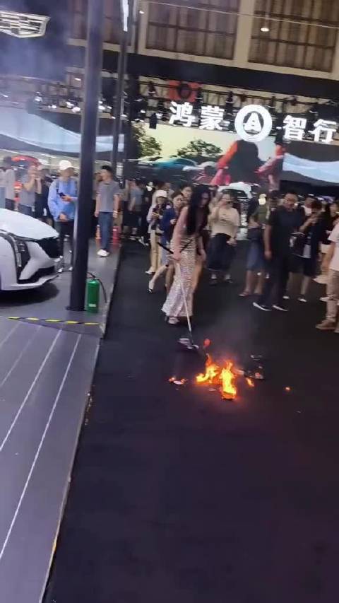 云南某车展，车模的手机自燃了……现场灭火！