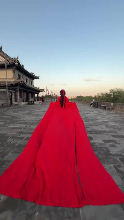 林依轮红衣复刻周生如故，热搜挂白鹿却艾特任嘉伦