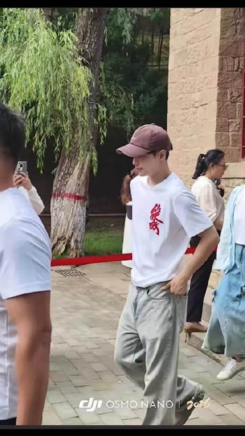 此男随便走两步能把我原地迷晕的程度