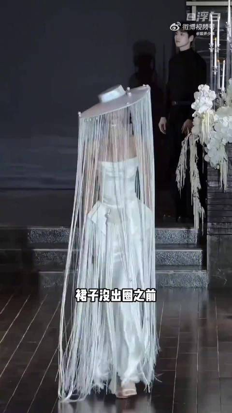 不红就是原罪吗？ 张艺凡也是正规渠道借来的衣服，大大方方的夸
