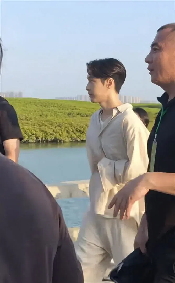 张艺兴洛阳桥被偶遇，人群中好亮眼，听到喊他立马回应好礼貌