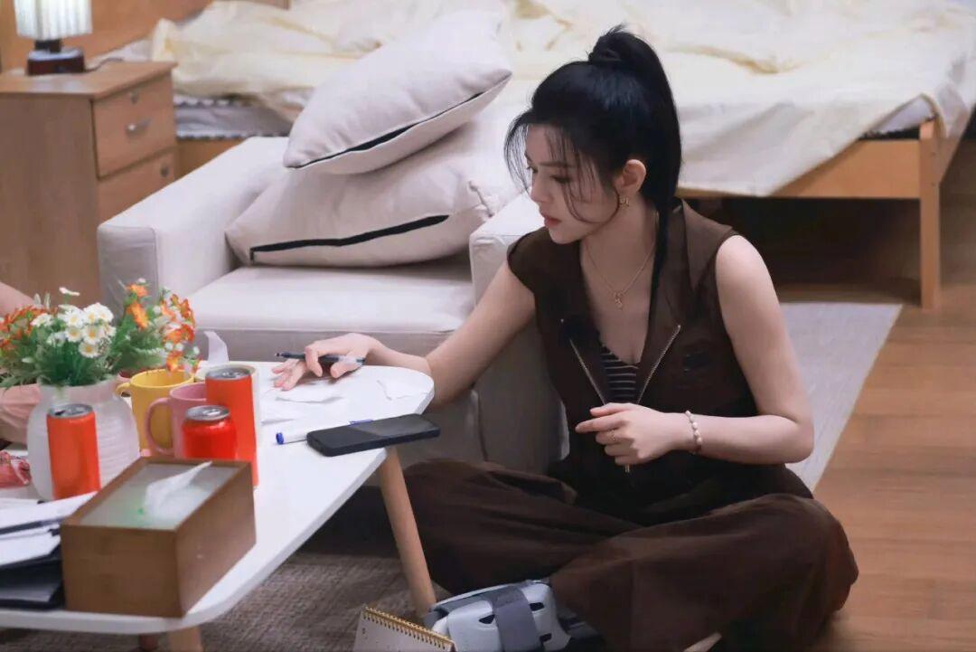 陈妍希的“松弛感”遇上李宇春的“高级感”,同色系搭配的天花板,棕色系原来可以这么穿!