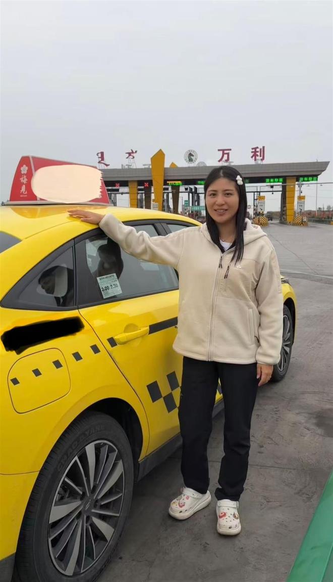 重庆女子乘“黄色法拉利”去内蒙古策马奔腾
