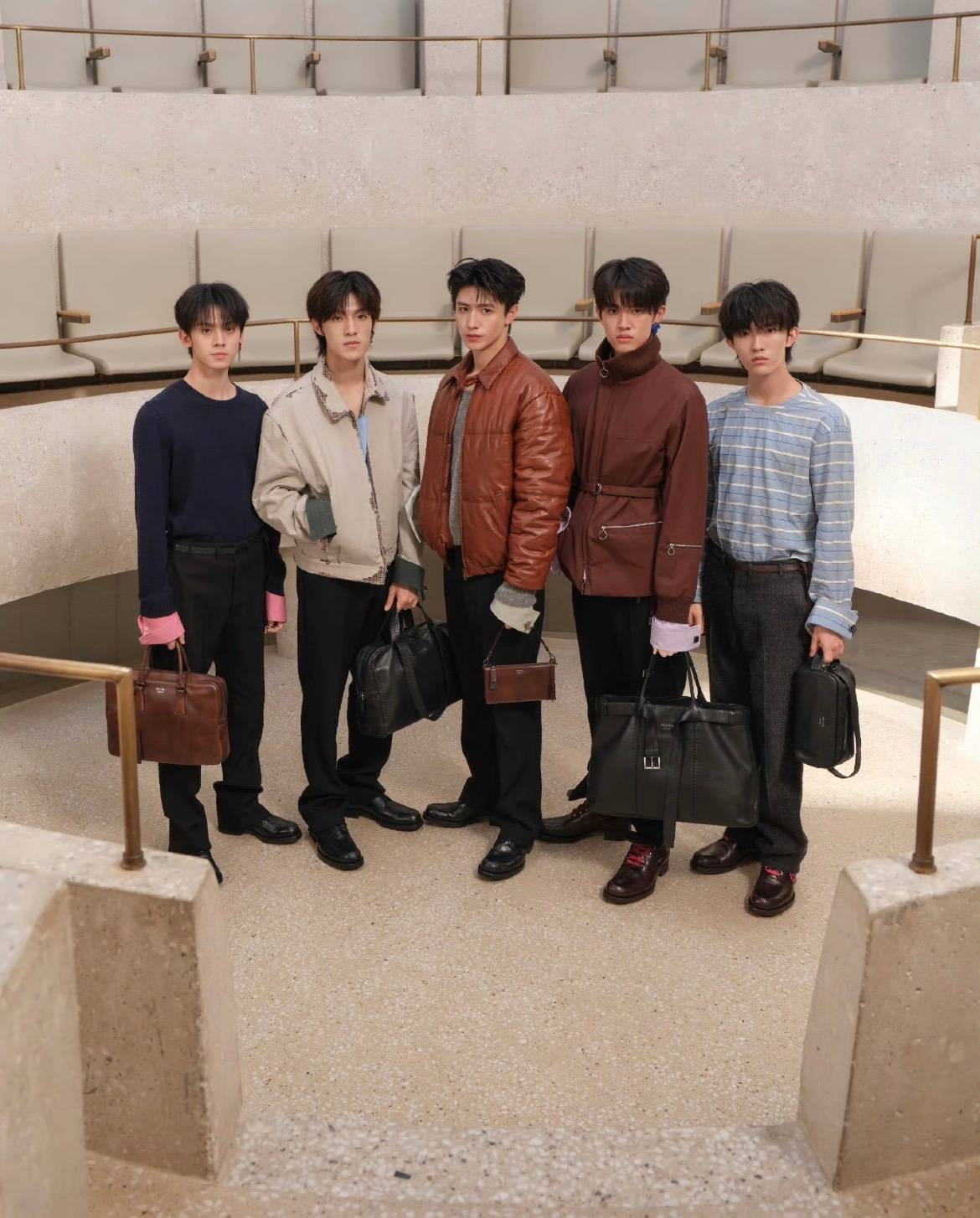 TOP登陆少年携手张艺凡演绎Prada七夕大片,环形空间里的联结与回响