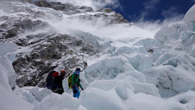 希夏邦马峰登山闹剧：两名女登山者冲顶竞赛，因雪崩引发多人遇难
