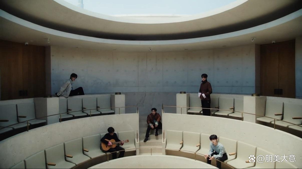 TOP登陆少年携手张艺凡演绎Prada七夕大片，环形空间的联结与回响_时尚速递站