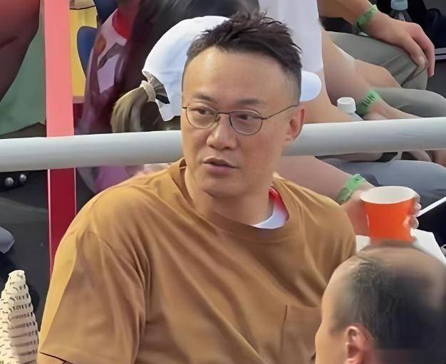 法网二十二日凌晨战报，二比零一比二，中国选手一胜一负，四金花进正赛，歌神陈奕迅现身观战引关注！