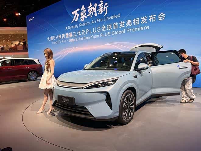 空间越级!第三代比亚迪元PLUS,纯电SUV销冠,优缺点一次性讲透