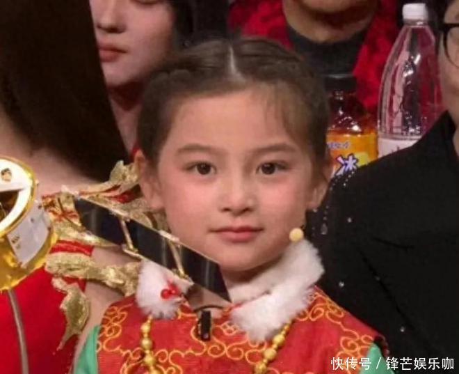 小方太初晒与刘亦菲合照,“母女俩”亲密相拥,眉眼神似都好美