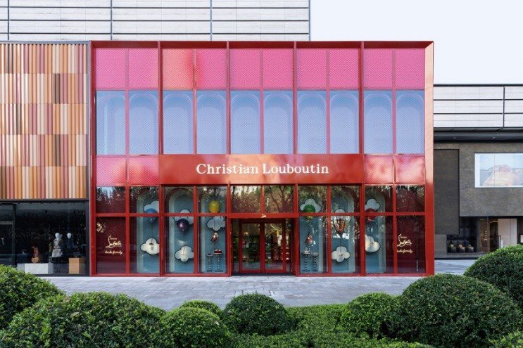 Christian Louboutin路铂廷携手品牌代言人王俊凯揭幕上海静安嘉里中心全球旗舰店