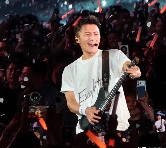 王菲现身谢霆锋演唱会被吴京抢戏，安保预强推粉丝，吴京伸手拦截